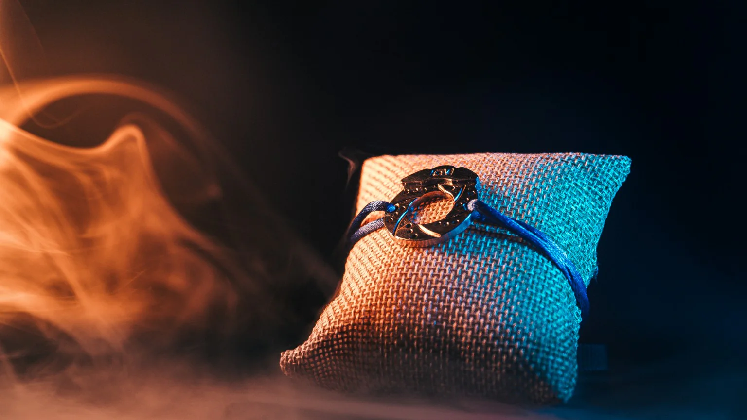 Bracelet TIBRAKE dans une lumière sombre